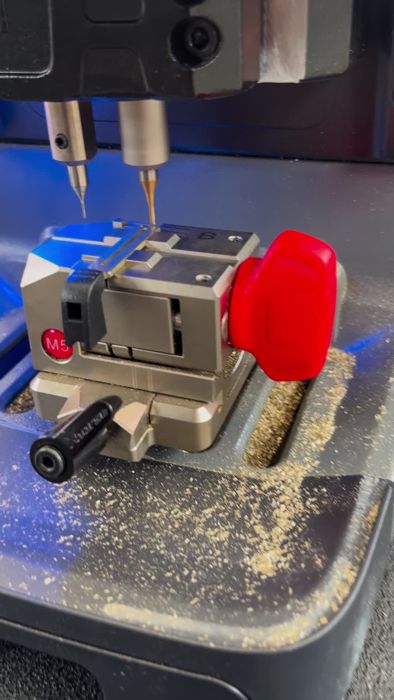 Espada de llave sujeta en la máquina de corte Xhorse
