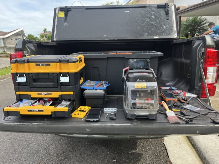 Taller móvil con máquina de corte y herramientas en el cajón de la camioneta